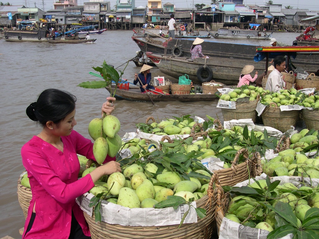 People-selling-their-products-on-the-boats