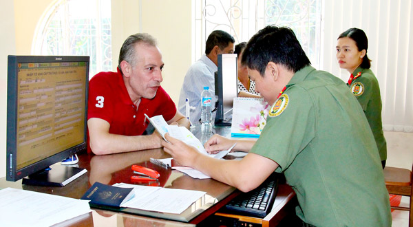 Foreigners-implementing-the-procedure-at-Vietnam-Immigration-Department
